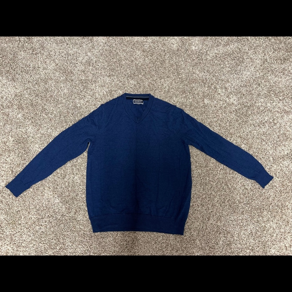 Mens Small Long-sleeve V-Neck